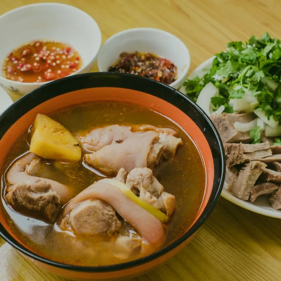 Không gian quán buổi tối